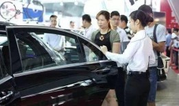 爆料渣女买车视频大全播放,盘点各大热门车型瞬间