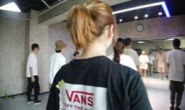 爆料丑男明星是谁啊视频,视频爆料丑男明星身份大揭秘